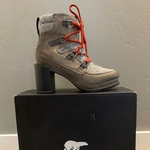 Stylish Sorel Boots, worn once. Excellent condition!! Lots of compliments!